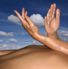 Lomi-Lomi Massage mit Unterarmen und Handflächen